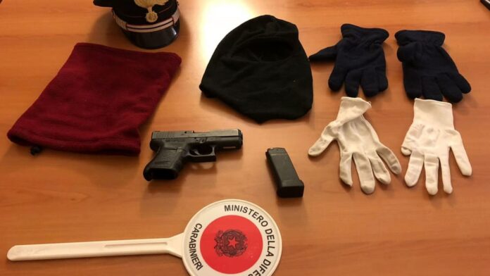 Torre Annunziata, in auto kit del rapinatore. Pistola, passamontagna e guanti. Tre giovani arrestati