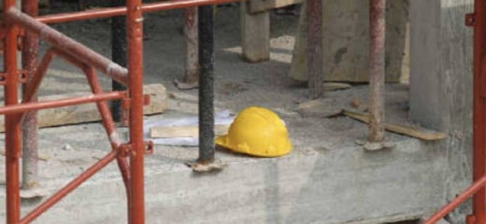 Napoli, operaio settantenne precipita dal secondo piano di un palazzo in ristrutturazione: è grave