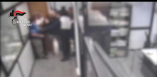 Grumo Nevano: banda del buco, rapinatori sequestrano dipendenti e clienti di una banca. Erano arrivati dalle fogne