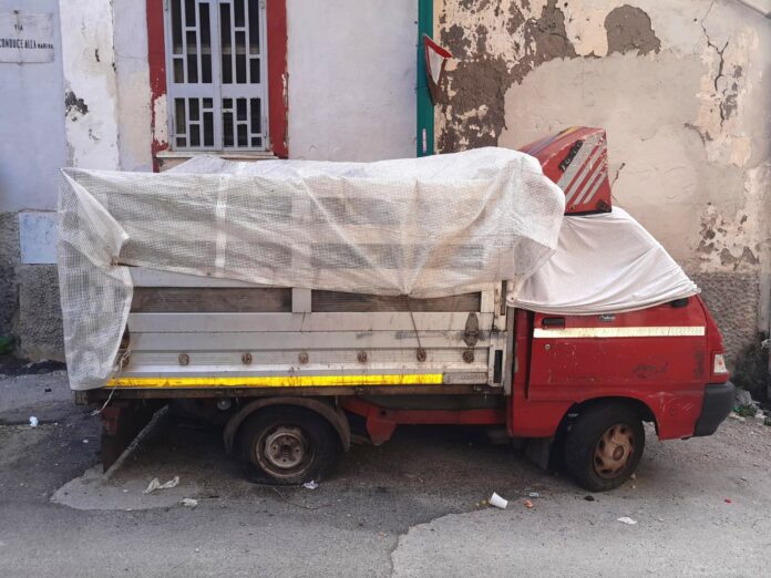 Torre del Greco: furgone con rifiuti in giro per la città, scatta il sequestro