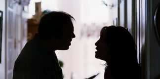 Melito di Napoli: rifiutato dalla donna che corteggia, tenta di schiacciarla con l’auto. Stalker arrestato