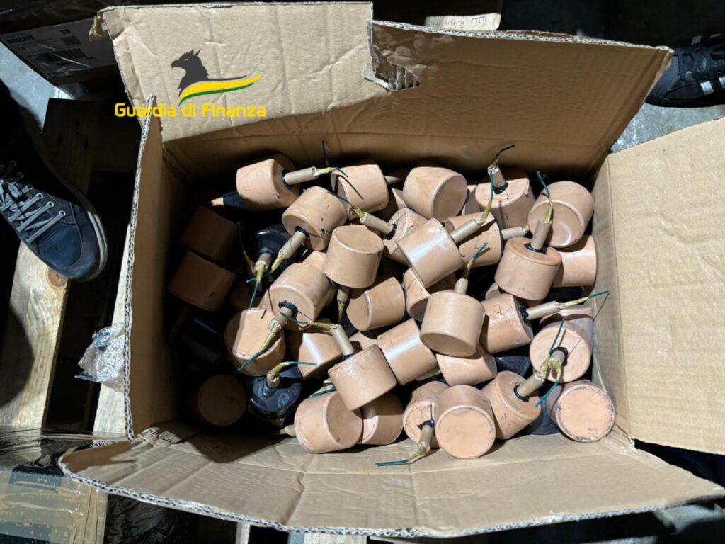 Botti illegali pericolosissimi ai clienti via pacco anonimo, maxi sequestro nel napoletano