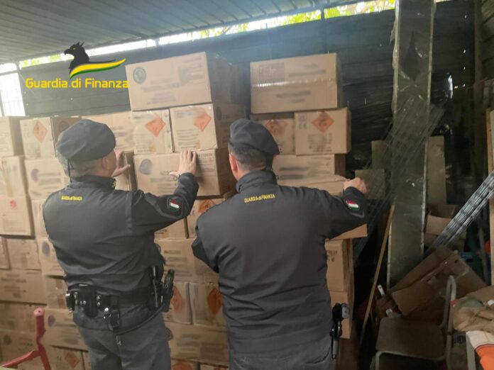 Botti illegali pericolosissimi ai clienti via pacco anonimo, maxi sequestro nel napoletano
