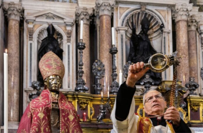 Il sangue di San Gennaro si è sciolto, il miracolo del 16 dicembre si è verificato alle 17.43