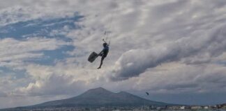 Castellammare di Stabia, i caschi bianchi soccorrono kitesurfeur in difficoltà