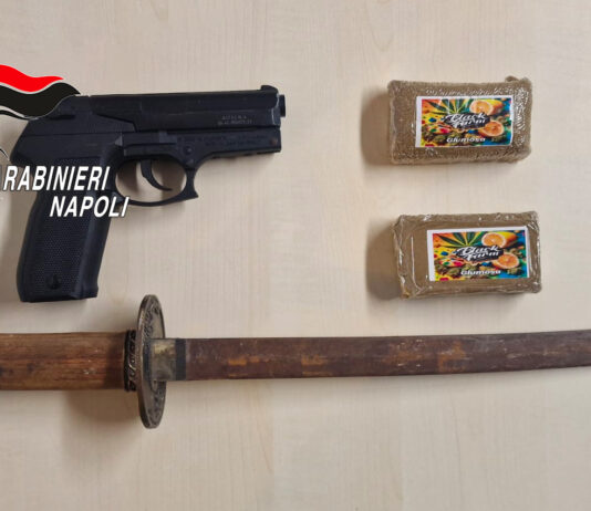 Ischia: katana sotto al materasso, droga negli slip. Arrestato 19enne