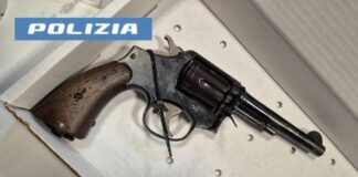 Ponticelli: scappa e tenta di liberarsi della pistola. Arrestato 41enne