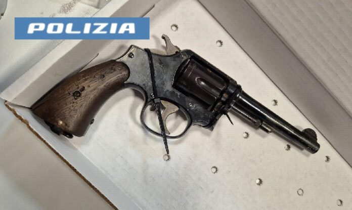 Ponticelli: scappa e tenta di liberarsi della pistola. Arrestato 41enne