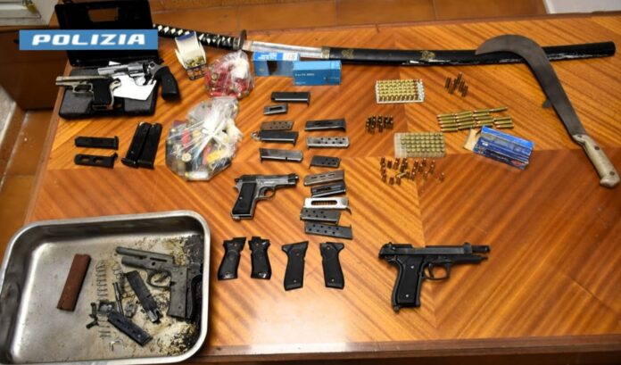 Ottaviano: oltre 300 munizioni di vario calibro, una katana e una roncola. Arrestato 76enne