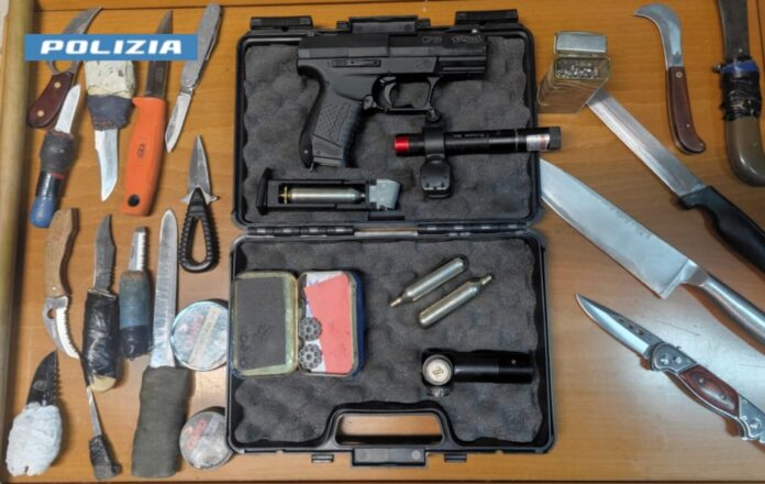 Barano d’Ischia: una persona denunciata per atti persecutori. Sequestrati piombini, walkie-talkie, coltelli e una pistola
