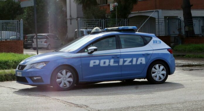 Napoli, Piazza Garibaldi: prima tenta di rapinare un negozio e poi aggredisce i poliziotti. Arrestato 37enne