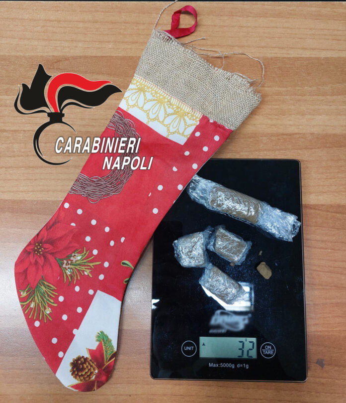 Casoria, nella calza della befana non ha cioccolata ma droga. Denunciano 29enne