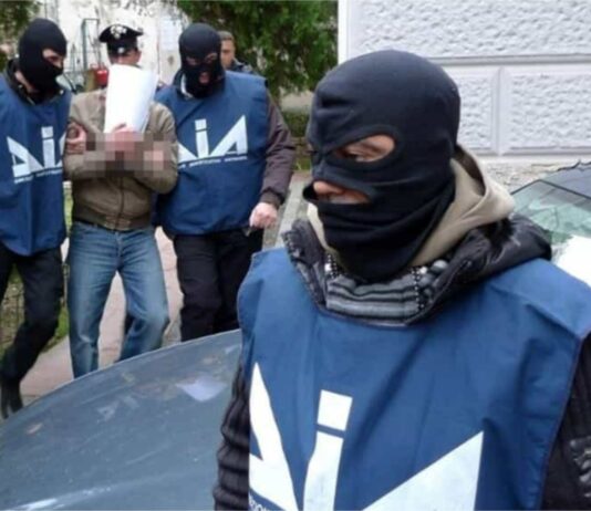 Camorra: "pizzo" a imprenditori, arrestati a Giugliano 7 affiliati al clan Mallardo