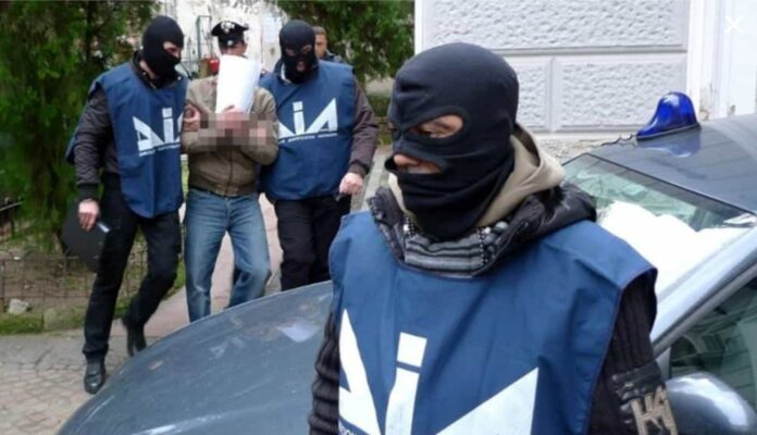 Camorra: "pizzo" a imprenditori, arrestati a Giugliano 7 affiliati al clan Mallardo
