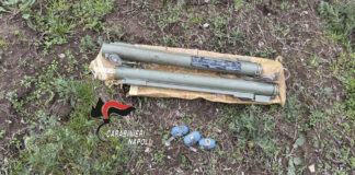 Giugliano, rinvenuti 2 bazooka e 3 bombe a mano. Area sotto sequestro