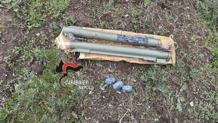 Giugliano, rinvenuti 2 bazooka e 3 bombe a mano. Area sotto sequestro