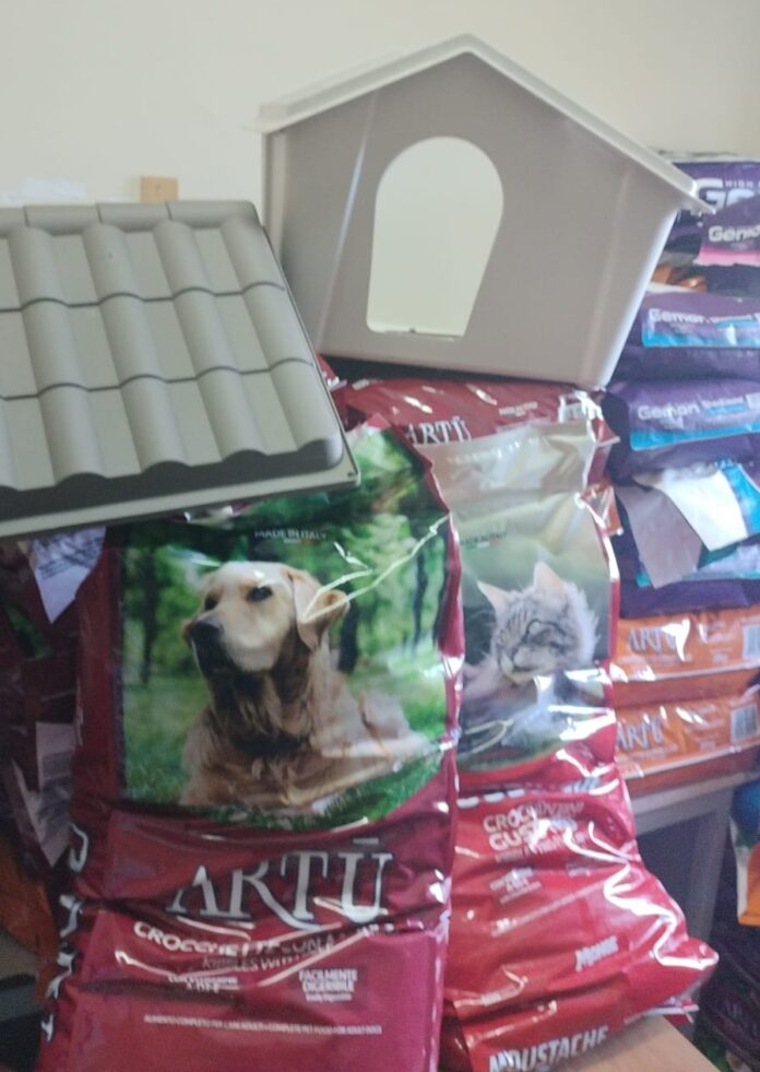Torre del Greco: consegna di mangime e cucce per gatti e cani bisognosi