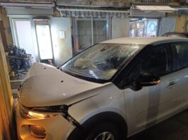 contro il muro ad Auto schiantata angolo tra corso Sirena e piazza De Franchis
