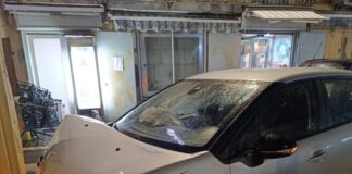 contro il muro ad Auto schiantata angolo tra corso Sirena e piazza De Franchis