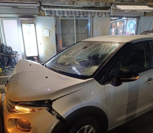 contro il muro ad Auto schiantata angolo tra corso Sirena e piazza De Franchis