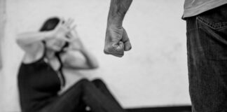 Torre del Greco, violenza di genere. Marito e moglie vanno in caserma per presentare una denuncia. Arrestato l’uomo