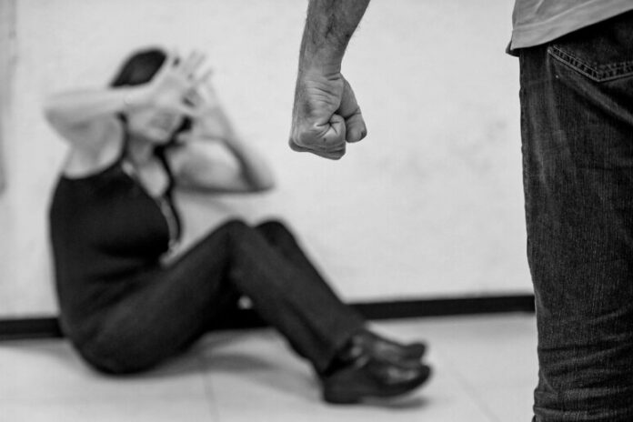 Torre del Greco, violenza di genere. Marito e moglie vanno in caserma per presentare una denuncia. Arrestato l’uomo