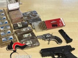 Napoli, i carabinieri trovano armi e droga a San Giovanni a Teduccio