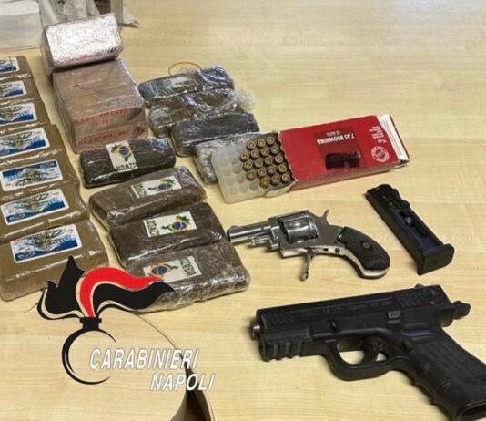 Napoli, i carabinieri trovano armi e droga a San Giovanni a Teduccio