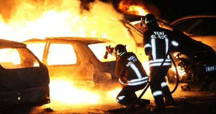 Nella notte cinque auto incendiate in tre zone diverse di Soccavo