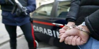 Bacoli, portano via gli infissi da una scuola. Arrestati