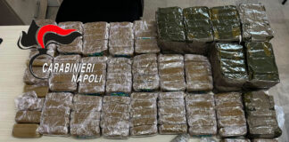 Acerra, due minori rapinano un passante identificati ed arrestati, in casa 20kg di droga. In manette mamma e zio