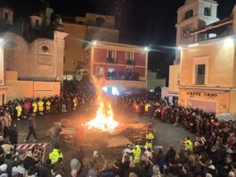Capri, il Fuocarazzo di San Sebastiano riaccende la Tradizione in Piazzetta