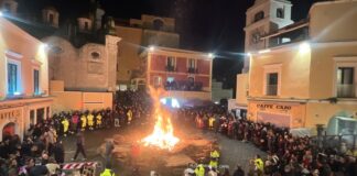 Capri, il Fuocarazzo di San Sebastiano riaccende la Tradizione in Piazzetta
