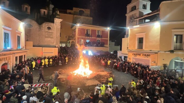 Capri, il Fuocarazzo di San Sebastiano riaccende la Tradizione in Piazzetta