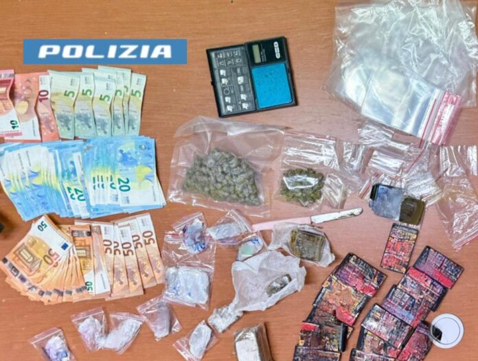 Controlli a Scampia, sorpresi con oltre 1 kg droga. Arrestati madre e figlio