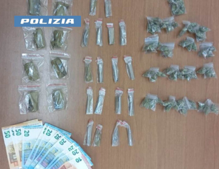 Secondigliano, tenta di disfarsi della droga. Arrestato 49enne