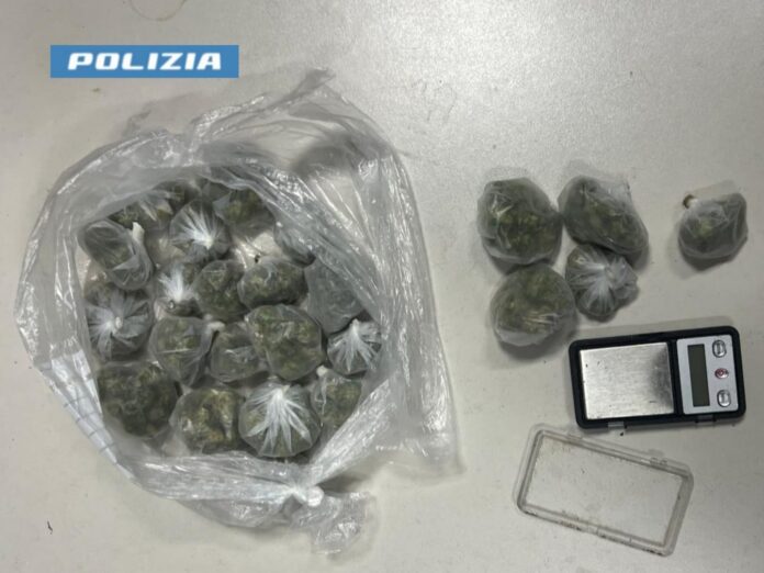 Napoli, nasconde droga in casa. Arrestato 29enne gambiano
