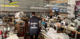 Blitz delle Fiamme Gialle, scoperti 21 Lavoratori in Nero in un Capannone Tessile a Pollena Trocchia