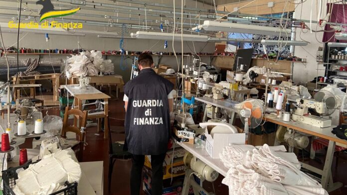 Blitz delle Fiamme Gialle, scoperti 21 Lavoratori in Nero in un Capannone Tessile a Pollena Trocchia