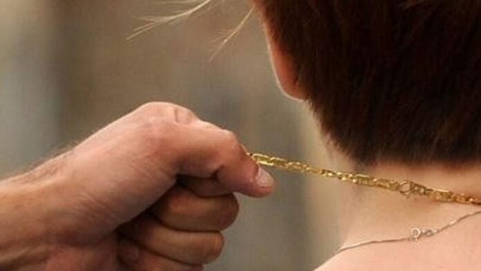 Bacoli, vuole la collana regalata alla ex. Arrestato 55enne per rapina
