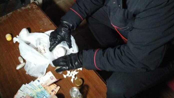Pozzuoli, arrestati 2 pusher con droga e soldi
