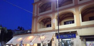 Motoseghe in azione a Piano di Sorrento, addio alle albizie di Piazza Cota