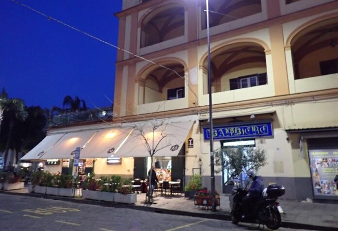 Motoseghe in azione a Piano di Sorrento, addio alle albizie di Piazza Cota