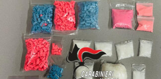Giugliano in Campania, arrestano 45enne. In casa la droga creata in laboratorio, c'è anche la cocaina rosa