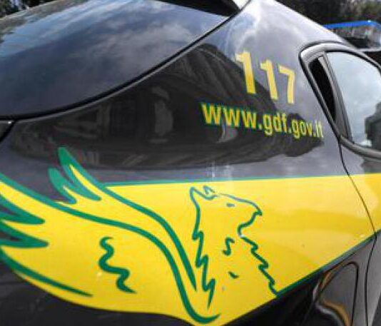 Marina del Cantone, spiaggia occupata abusivamente: sequestrate nove strutture, 500 metri quadrati di arenile liberati