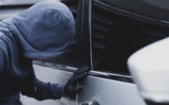 Pozzuoli, furto di un auto in via Campana. Carabiniere libero dal servizio arresta 2 persone