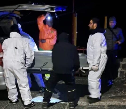 Giallo di Procida: identificato cadavere sulla spiaggia, è un 73enne irpino