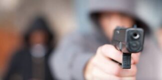 Acerra: pistola in pugno e clienti in fuga. Rapina-lampo in sala scommesse, arrestate 4 persone