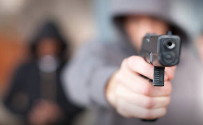 Acerra: pistola in pugno e clienti in fuga. Rapina-lampo in sala scommesse, arrestate 4 persone