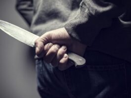 Sant'Antimo, minaccia l'ex collega e la attende impugnando un coltello e una rosa. Arrestato 25enne